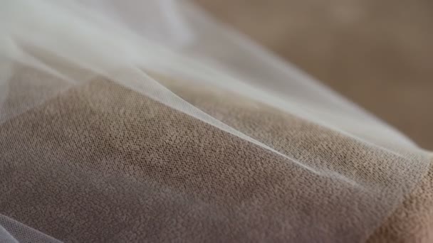 Свадебная вуаль на кровати — стоковое видео