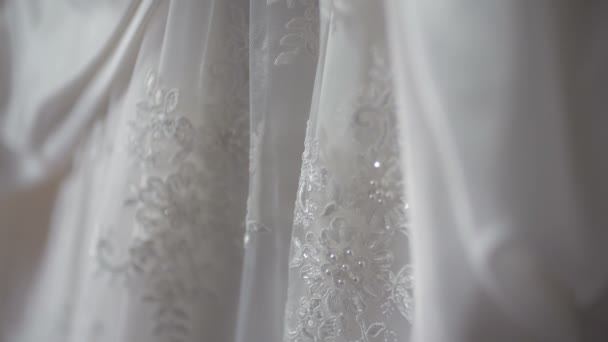 Gyönyörű fehér esküvői ruha részletesen. — Stock videók