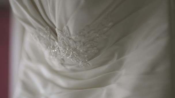 Beautiful white wedding dress detail. — Stock Video