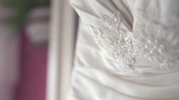 Bellissimo bianco abito da sposa dettaglio. — Video Stock