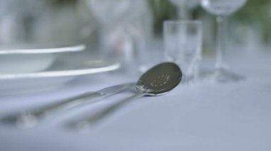 Düğün yemeği için dekore edilmiş masa.