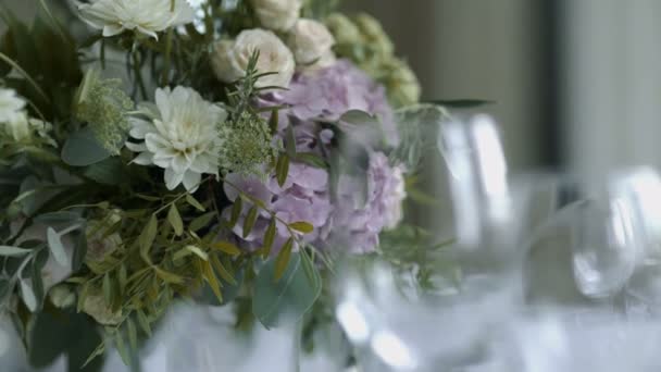 Tisch für ein Hochzeitsessen dekoriert — Stockvideo