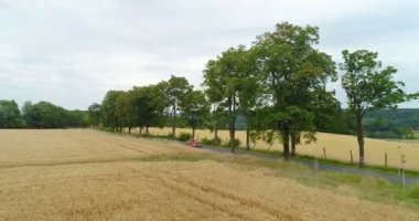 Otoyol manzaralı bir araba.