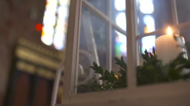 Ljus i kyrkan. — Stockvideo