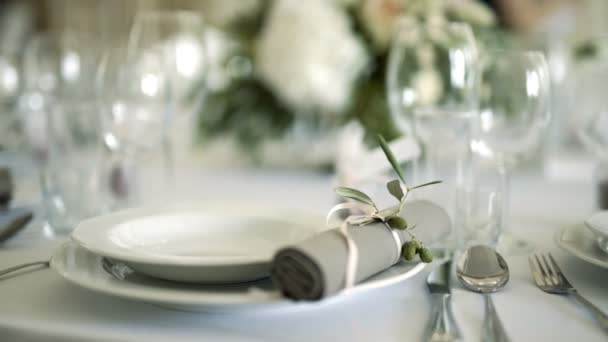 Украшенный стол для свадебного ужина — стоковое видео