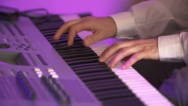 Müzisyen sentezleyici çalıyor — Stok video