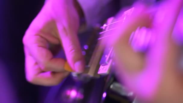 Guitarrista tocando la guitarra eléctrica — Vídeos de Stock
