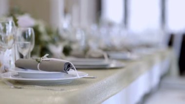 Düğün yemeği için dekore edilmiş masa.