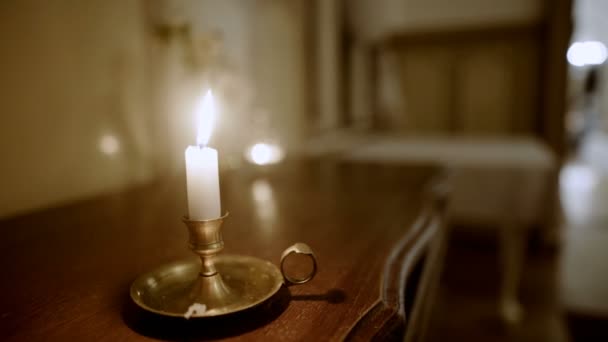 Lit κεριά στην εκκλησία από κοντά — Αρχείο Βίντεο