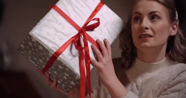 Szczęśliwa kobieta Unboxing prezent świąteczny — Wideo stockowe