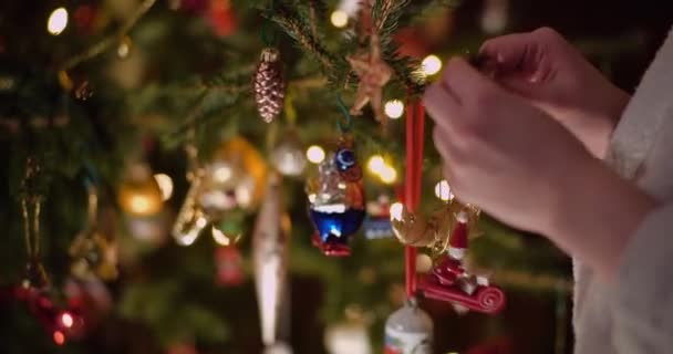 Mujer decorando hermoso árbol de Navidad en la sala de estar. Fondo de Navidad. — Vídeos de Stock