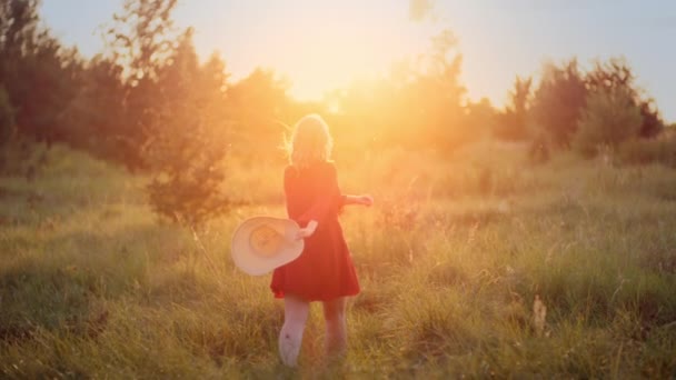 Retrato de uma mulher sorrindo positiva olhando para a câmera ao pôr do sol — Vídeo de Stock