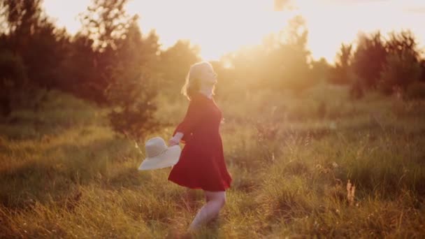 Retrato de uma mulher sorrindo positiva olhando para a câmera ao pôr do sol — Vídeo de Stock