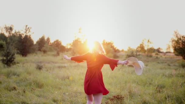 Retrato de uma mulher sorrindo positiva olhando para a câmera ao pôr do sol — Vídeo de Stock