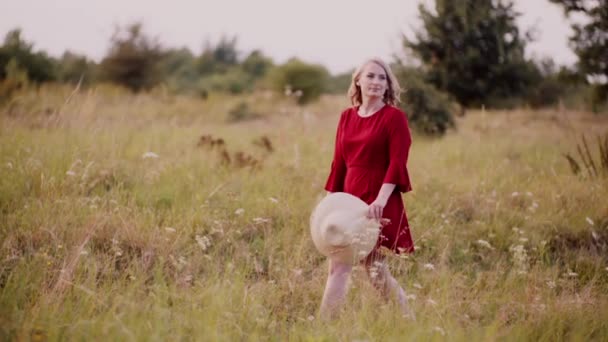 Lachende vrouw die lacht en in de camera kijkt — Stockvideo