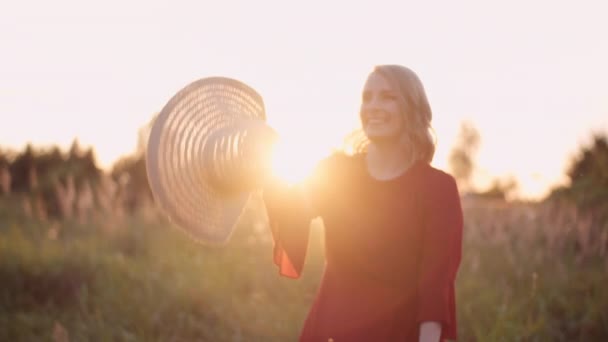 Mujer sonriente riendo y mirando a la cámara — Vídeos de Stock