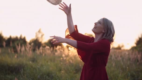 Mujer sonriente riendo y mirando a la cámara — Vídeo de stock