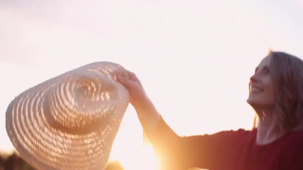 Retrato de una mujer sonriente positiva mirando a la cámara al atardecer — Vídeo de stock