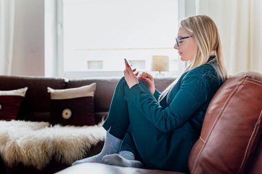 Pozitif İş Kadını Akıllı Telefonla Mesaj Yazıyor