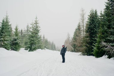 Kışın dağlarda yürüyüş yapan yürüyüşçü.