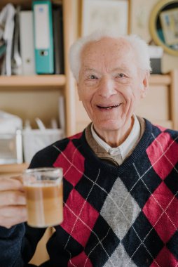 Kahve içen son sınıf öğrencisinin portresi.