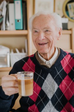 Kahve içen son sınıf öğrencisinin portresi.