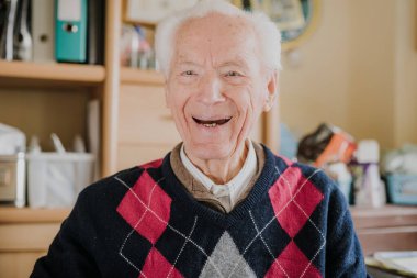 Kahve içen son sınıf öğrencisinin portresi.