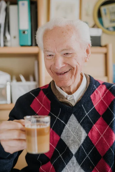 Kahve içen son sınıf öğrencisinin portresi.