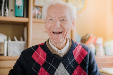 Kahve içen son sınıf öğrencisinin portresi.