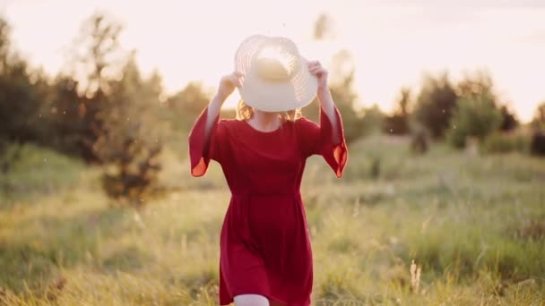 Perempuan yang sukses Memakai Topi Melihat ke Kamera — Stok Video