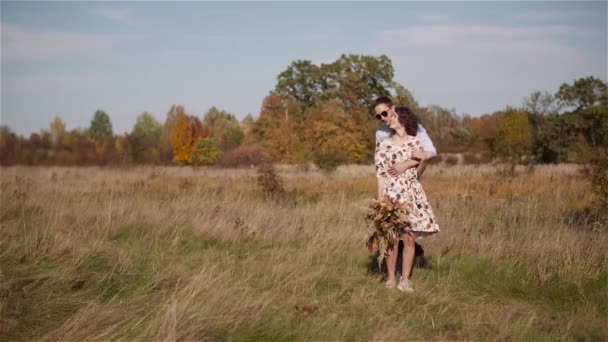 Casal jovem Caminhando em um prado. Positivo Jovem Poeple Felicidade. — Vídeo de Stock