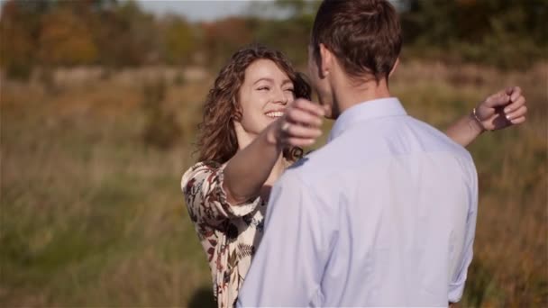 牧草地を歩く若いカップル。正の若者の幸福. — ストック動画