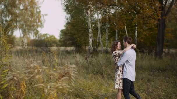 Pareja joven caminando en un prado. Poeple joven positivo Felicidad. — Vídeos de Stock