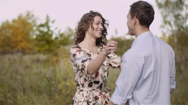 Casal jovem Caminhando em um prado. Positivo Jovem Poeple Felicidade. — Vídeo de Stock