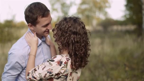 Casal jovem Caminhando em um prado. Positivo Jovem Poeple Felicidade. — Vídeo de Stock