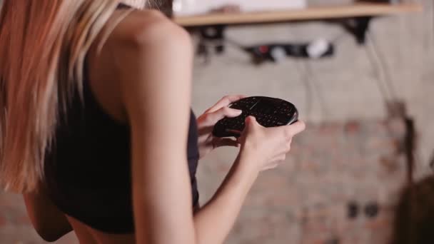 健身房微型无线键盘上的妇女打字 — 图库视频影像