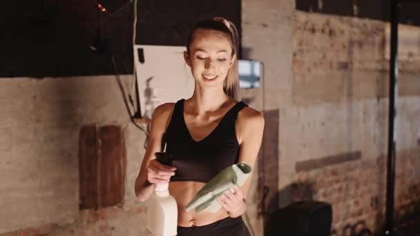 Ženská instruktorka s mokrým hadříkem ve fitness klubu — Stock video