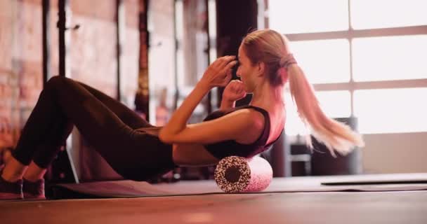 Atleta feminina fazendo treino no ginásio — Vídeo de Stock