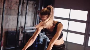 Kadın Sporcu Sağlık Stüdyosunda Egzersiz Yapıyor