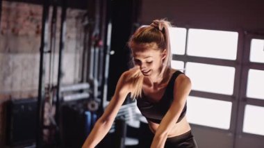 Zayıf, kendine güvenen kadın kardiyo çalışması yapıyor.