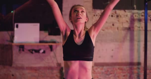 Atraktivní žena dělá jógu v tělocvičně — Stock video
