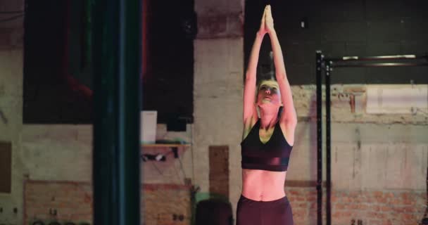 Fit Young Woman Meditating În Gym. Practicarea yoga la Fitness Studio . — Videoclip de stoc