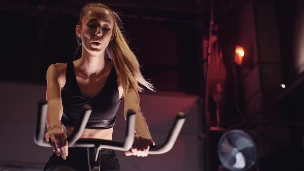 Slank zelfverzekerde vrouw doet cardiotraining — Stockvideo