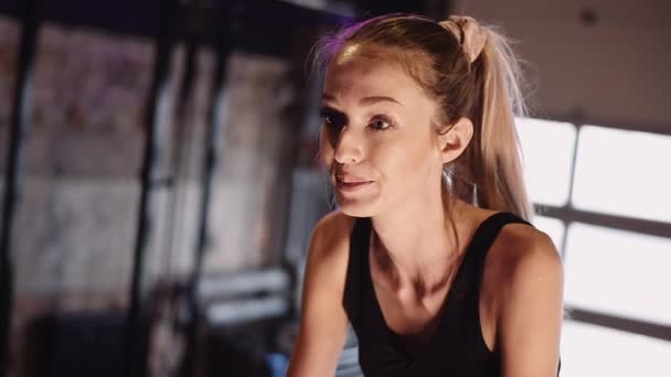 Odhodlaná žena sportovec dělá kardio cvičení — Stock video