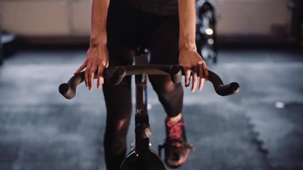 Samica sportowiec robi ćwiczenia kardiologiczne w siłowni — Wideo stockowe
