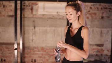 Yorgun Atletik Kadın Spor Salonunda Mola Veriyor