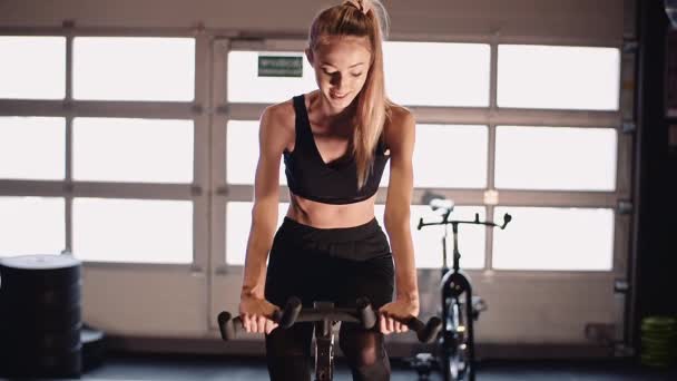 Schlanke, selbstbewusste Frau beim Cardio-Workout — Stockvideo