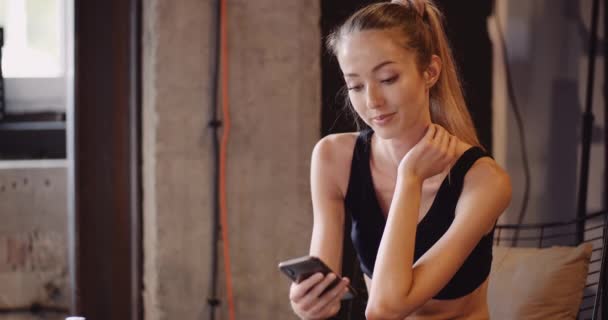 体操馆使用手机的自信运动员 — 图库视频影像