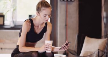 Sağlık Kulübünde Akıllı Telefon Kullanan Atletik Kadın