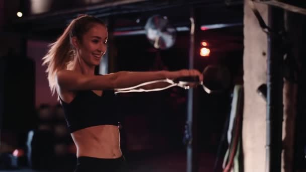 Młoda Sportowa kobieta ćwiczy w studio zdrowia — Wideo stockowe